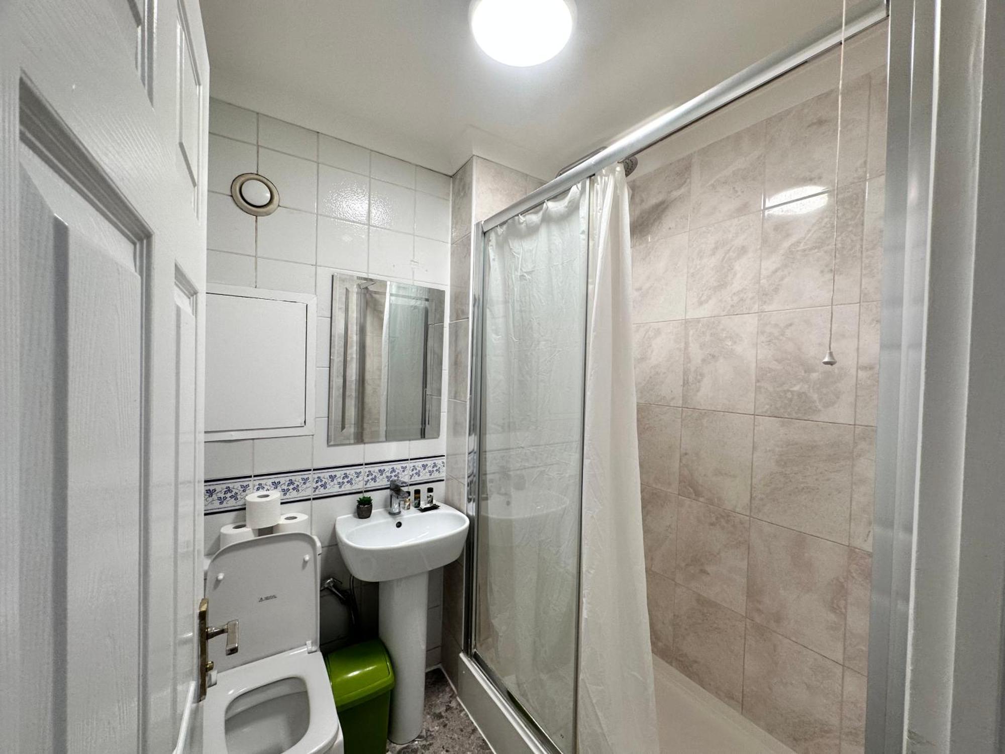 Posh 2-Bedroom, Living Room, Kitchen & 1.5 Bathroom London Exterior foto