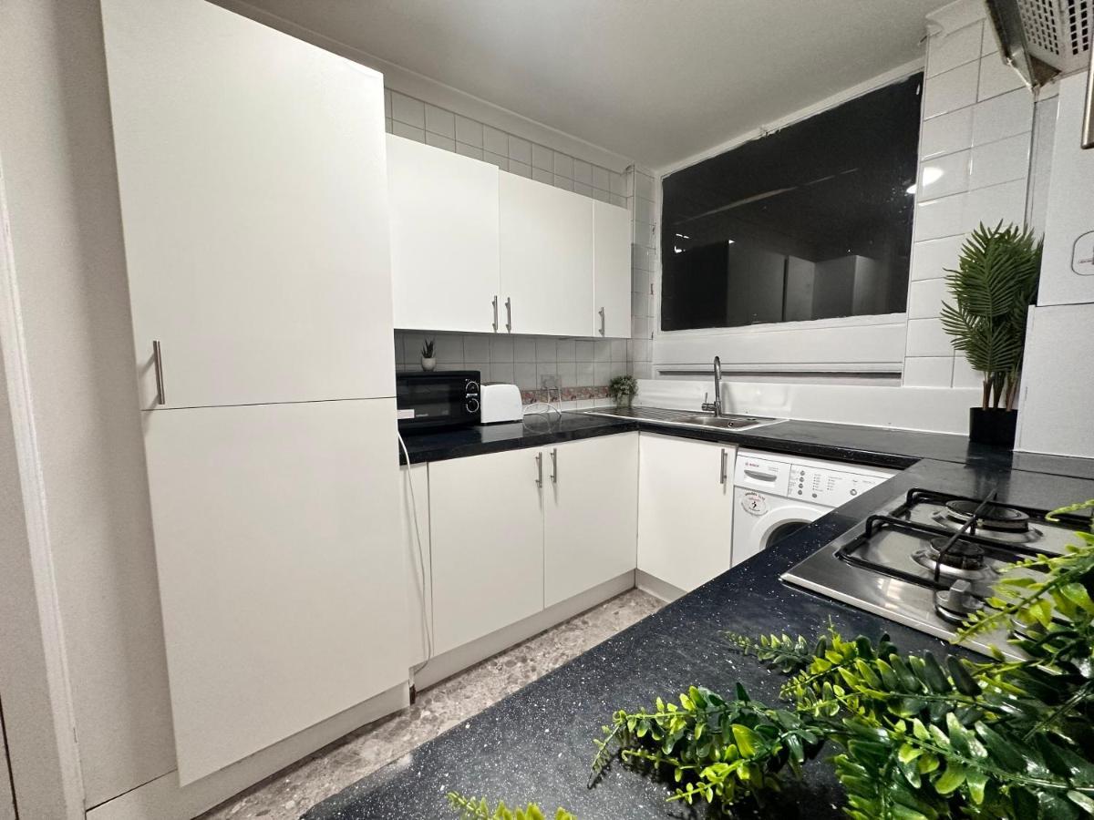 Posh 2-Bedroom, Living Room, Kitchen & 1.5 Bathroom London Exterior foto